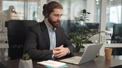 Successful boss using laptop to conducting meeting and talking with colleagues Vidéo 257464778