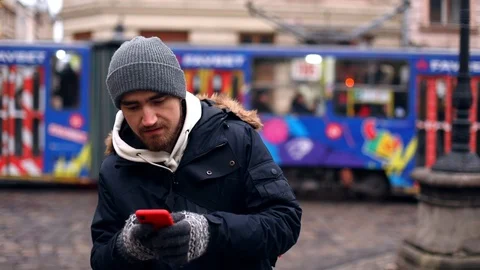 Successful confident man checking smartphone notification reading good news gest Vidéo 121524470