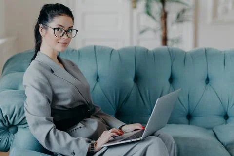 Successful female financer updates data in application on modern laptop compu Foto stock
