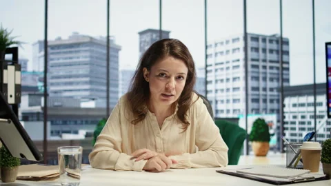 Successful inspirational female leader sharing her business goals and targets Vidéo 283871495