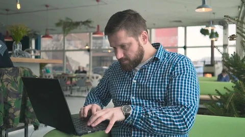 Successful man browsing laptop, get good information, cafe, portrait, steadycam 库存影片 72951466