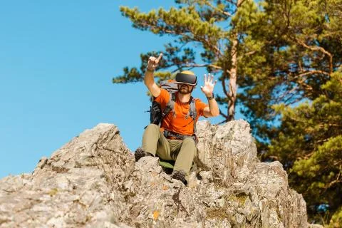 Successful young man, using virtual reality goggles to tour in mountains, on Foto stock