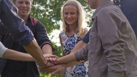 Successful young people together doing team building at sunset. Vídeo Stock 82870945