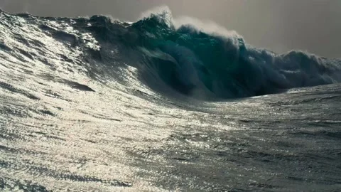 Successive sea waves and big tunnel wave Video stock 336686055