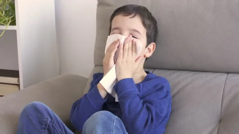 Suffering flu symptoms Vidéo 250177433