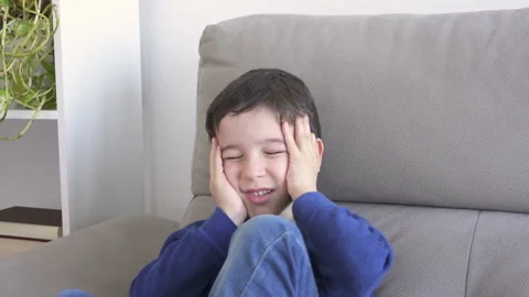 Suffering headache Vidéo 250176413