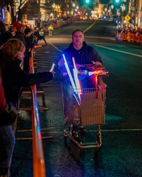 Suffern, NY - US - Dec 2, 2023 Vertical view of a street vendor and crowds .. Foto stock