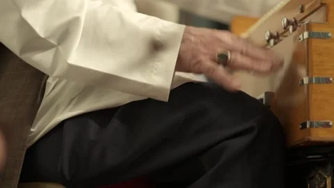 Sufi Master Hand Tapping Rhythmically Near Harmonium 스톡 동영상 310209508