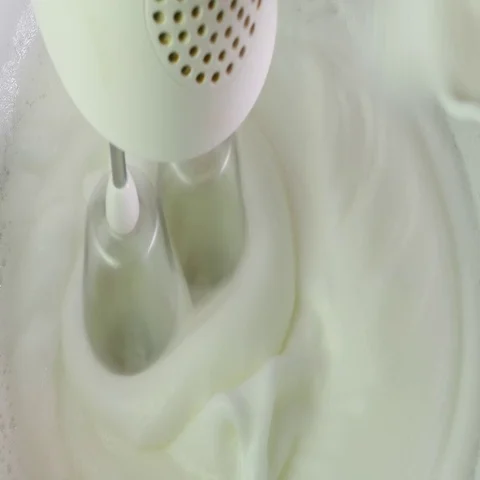 Sugar being added to whisked egg whites. Vídeos de archivo 69436114