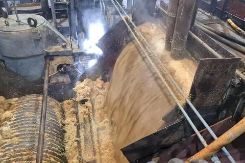 Sugar cane processing, plant, receiving drums and threshing mills, presses .. Fotos de archivo
