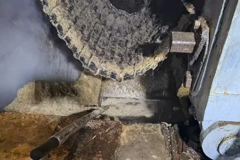 Sugar cane processing, plant, receiving drums and threshing mills, presses .. 스톡 사진