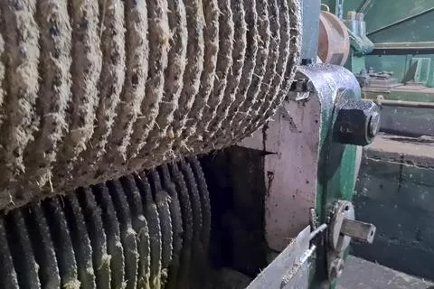 Sugar cane processing, plant, receiving drums and threshing mills, presses .. 스톡 사진