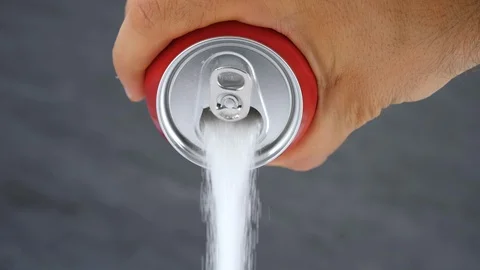 Sugar in carbonated drinks. High amount of sugar in beverages. Shot in 4K Vídeos de archivo 112846338
