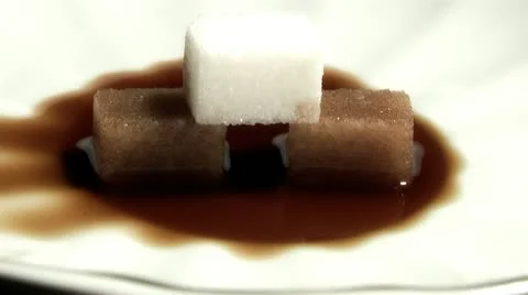 Sugar cubes melting in tea 库存影片 11290192