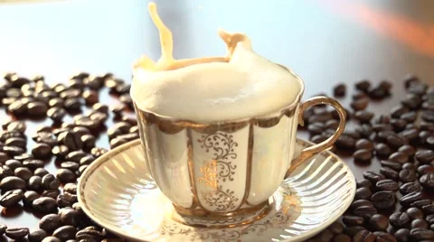 Sugar cubes splashing into coffee. Vídeo Stock 55377717