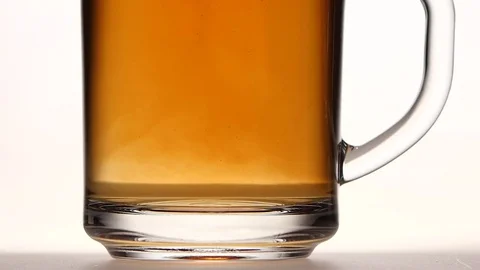 Sugar falls to the bottom of cup tea. Slow motion Vidéo 73854056