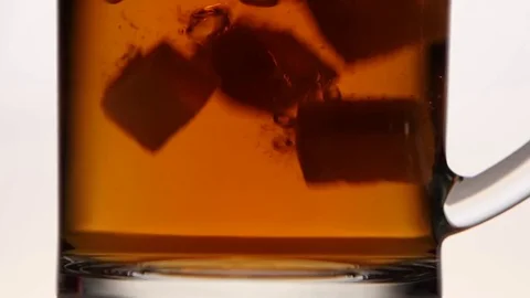 Sugar falls to the bottom of cup tea. White background Vidéo 73854527