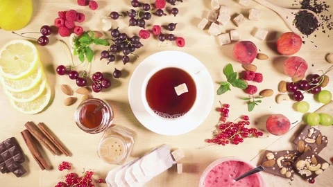 Sugar falls into a cup of tea Video stock 91890849