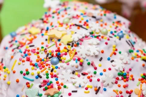 Sugar glazed icing cake coating, decorated with colored candy sweets close up Foto stock