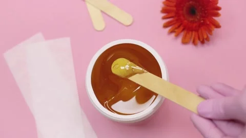 Sugar paste in a white jar on a pink background. Stockbeeldmateriaal 137631892