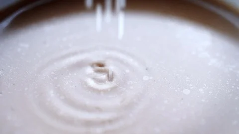 Sugar poured into coffee 库存影片 85849745