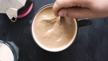Sugar poured into coffee 스톡 동영상 86015571