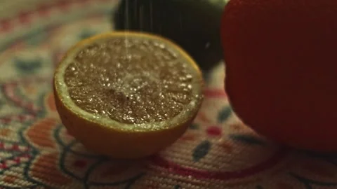 Sugar sprinkling on halved lemon with lime and orange, macro close up Vidéo 346302670