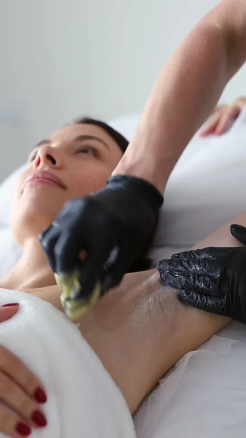 Sugaring: epilation with liquate sugar at armpit. Video stock 276545979