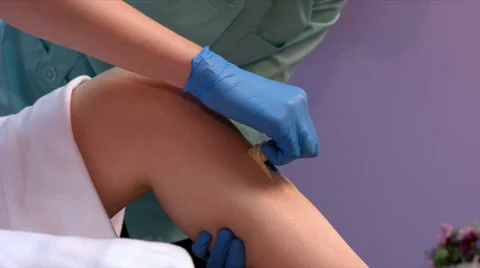 Sugaring legs coseup Stock Footage 68414538