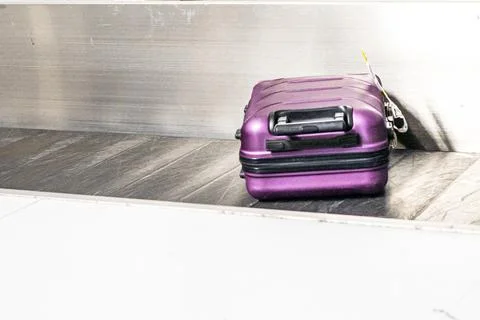 A suitcase on the baggage carousel after arrival at the airplane entrance Fotos Stock
