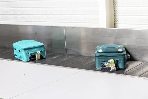 A suitcase on the baggage carousel after arrival at the airplane entrance Fotos Stock