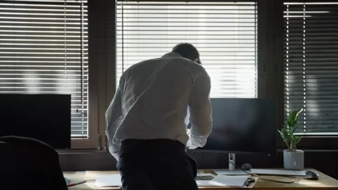 Suited man, agent, spy, or thief, at office desk, scanning confidential files Vidéo 304969122