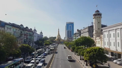 Sule Pagoda road, high angle shot, golden Sule Pagoda, traffic, daylight, Yangon Vídeos de archivo 78071787