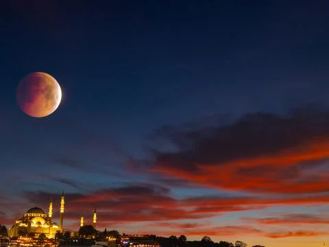Suleymaniye Mosque at sunset and eclipse moon. Islamic concept photo Fotos Stock