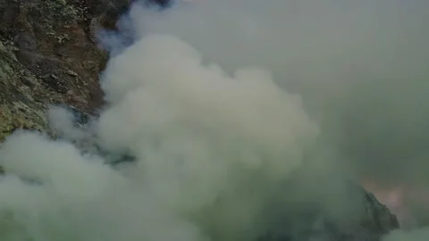 Sulfur mining in an active volcano, sulfur smoke Vidéo 221873192