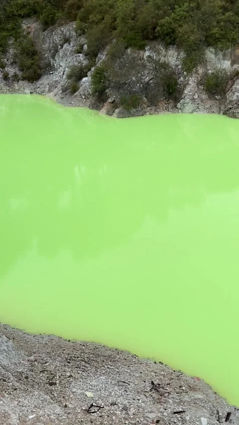 Sulfuric acid lake at Wai-O-Tapu near Rotorua Видео 344123080