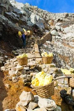 Sulphur Worker at Kawah Ijen, Java, Indonesia, Asia Foto stock