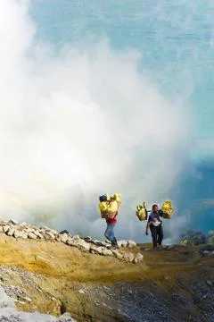 Sulphur Worker at Kawah Ijen, Java, Indonesia, Asia Stock-Fotos