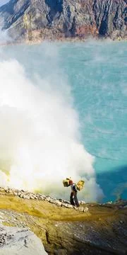 Sulphur Worker at Kawah Ijen, Java, Indonesia, Asia Stockfoto's