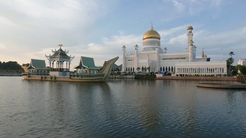 Sultan Omar Ali Saifuddin Mosque. Video stock 97695658