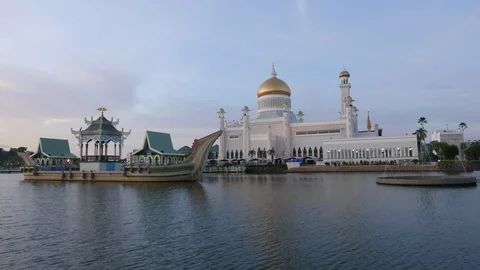 Sultan Omar Ali Saifuddin Mosque. Stock Footage 97695799