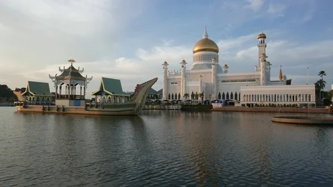 Sultan Omar Ali Saifuddin Mosque. Stock Footage 98035807