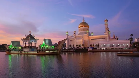 Sultan Omar Ali Saifuddin Mosque. Video stock 98035882