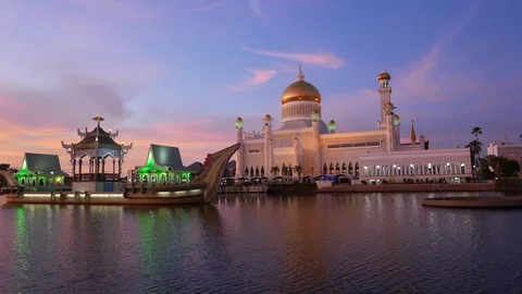 Sultan Omar Ali Saifuddin Mosque. Video stock 98035956