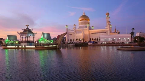 Sultan Omar Ali Saifuddin Mosque. Video stock 98035958