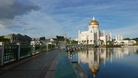 Sultan Omar Ali Saifuddin Mosque. Stock Footage 98081945