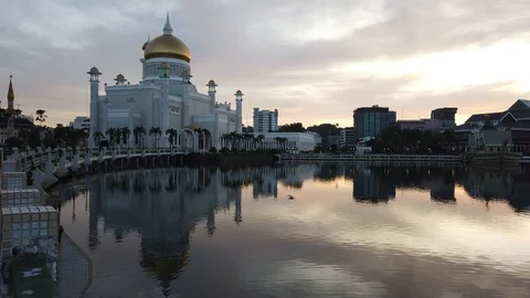 Sultan Omar Ali Saifuddin Mosque Video stock 100799375