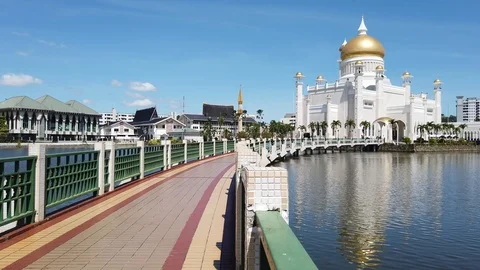 Sultan Omar Ali Saifuddin Mosque Stock Footage 105330494