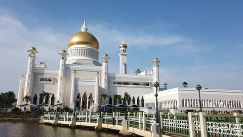 Sultan Omar Ali Saifuddin Mosque Stock Footage 105464044