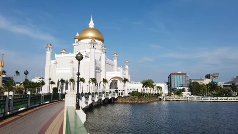 Sultan Omar Ali Saifuddin Mosque Stock Footage 105464072